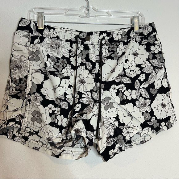 Eddie Bauer Black and White Shorts with Tropical Flair Size 8 - Picture 1 of 5